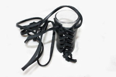 Lógó üveg a bőrben szíjjal