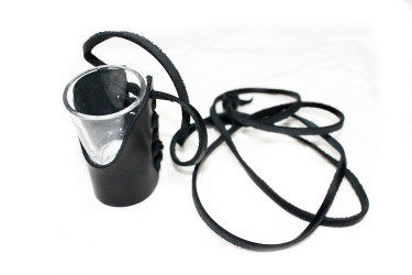 Zawieszany kieliszek w skórze z rzemykiem