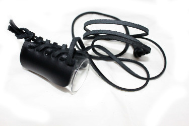 Zawieszany kieliszek w skórze z rzemykiem